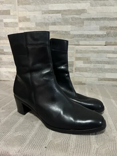 Bota cano médio de couro com salto Febo 40