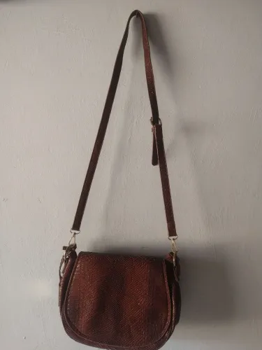 Bolsa de Ombro Marrom com Textura