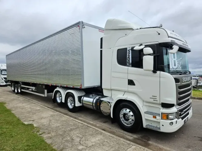 Scania R440 6x2 Highline Ano 18 Teto Alto Automático Top de linha + Baú Nostra 30 plts 0km