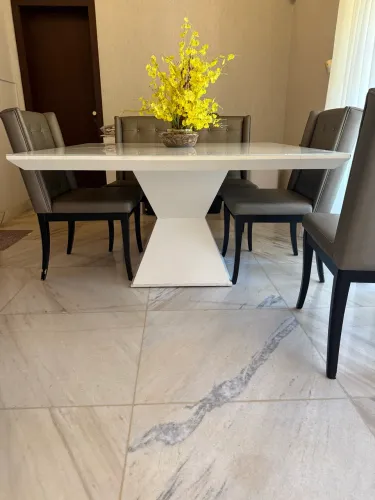 Mesa de jantar 1,40 por 1,40 com 6 cadeiras grandes 