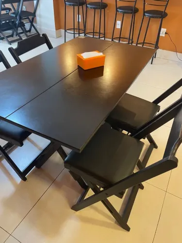 Mesa de madeira com estofado no acento 