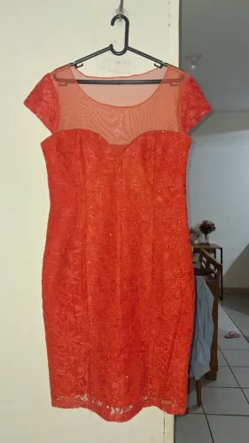 Vestido vermelho claro de festa