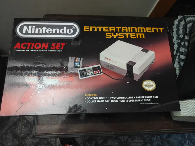 Nintendinho na caixa com controle, cabos e jogo