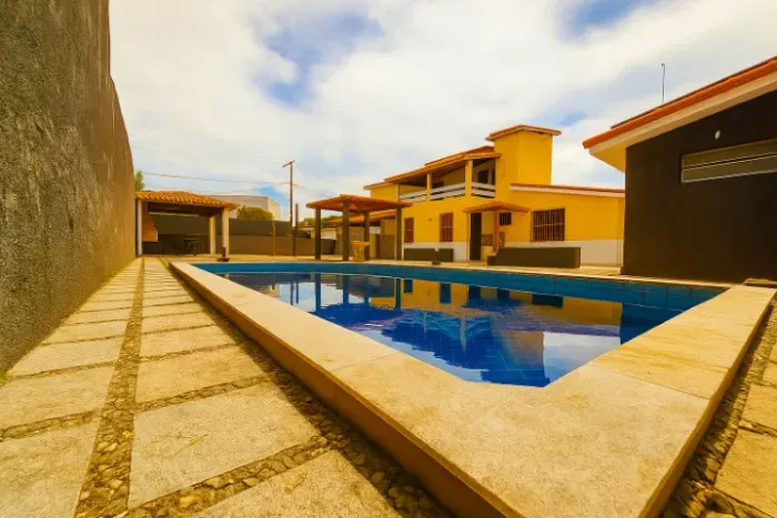 Casa de Alto Padrão - 4 Quartos, Piscina, Espaço Gourmet e Quadra - 750m²