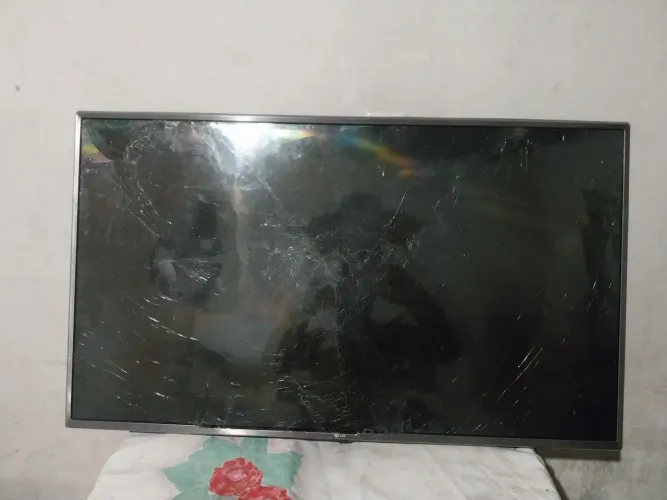 TV LG 43 polegadas com tela quebrada 