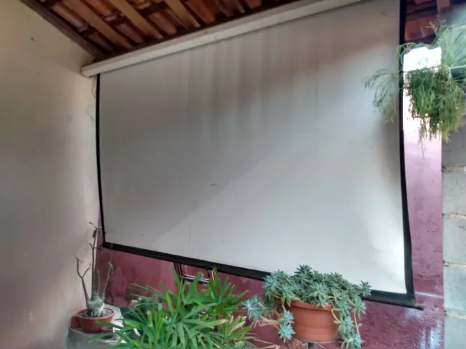 Tela de projeção manual 150 polegadas. Mede 2,40x2 altura