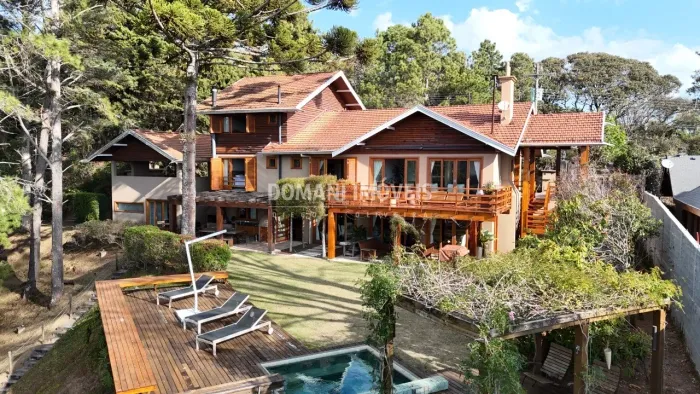 Maravilhosa Casa com Vista para a Pedra do Baú na Região do Alpes - Campos do Jordão/SP