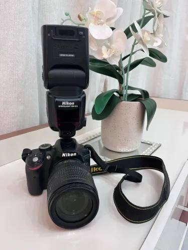 câmera Nikon d3200 com lente 18-105 e Flash Sb910