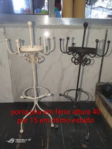 Dois suporte de porta-joia em ferro em ótimo estado de conservação para loja ou mesmo sua