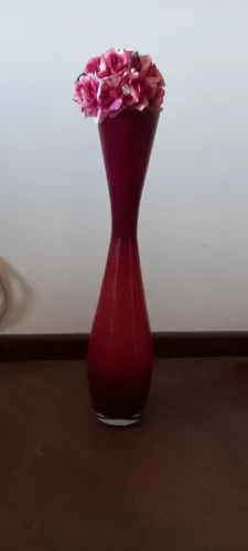 Vaso decorativo vermelho com flores