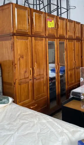 Guarda roupa de madeira 
