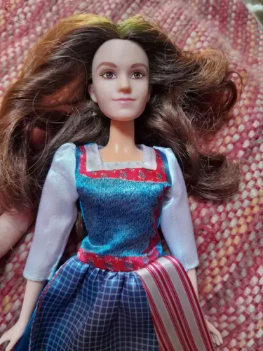 Bela ainda com lacre porém, avaria no cabelo