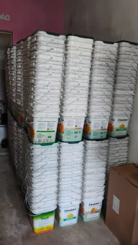 Balde quadrado de 15kg. Sujo. Valor: 3,50 reais cada. 