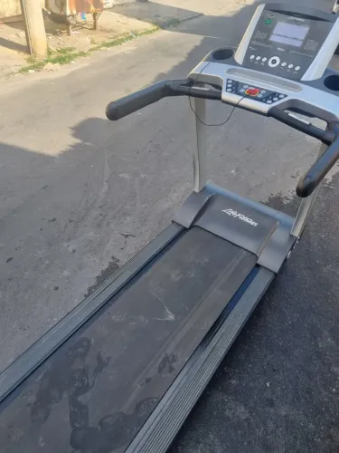 Vendo topssima esteira ergometrica da life fitness T3 topssima!!