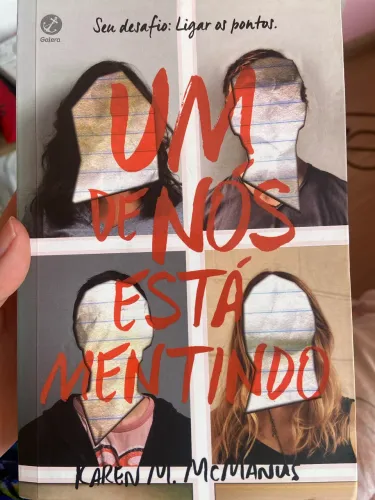 Livro Um de Nós Está Mentindo