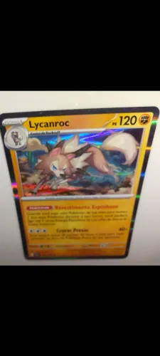 Carta Pokémon Lycanroc bem conservada 