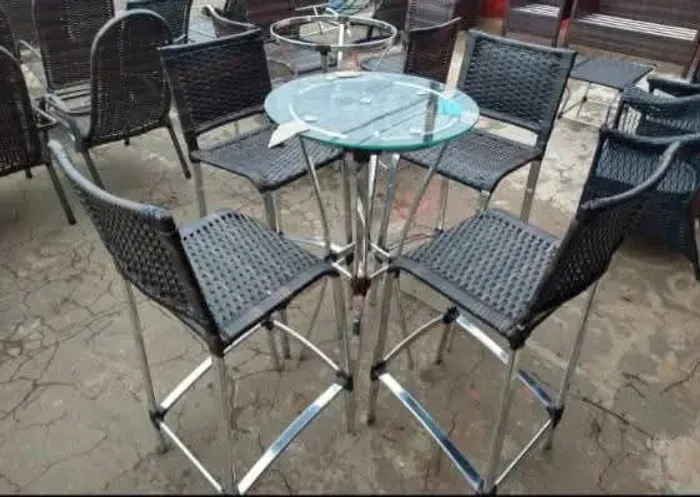 Banquetas em alumínio e fibra sintética 