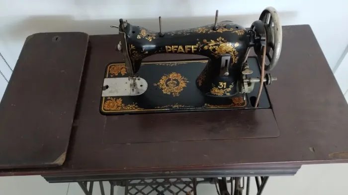 Máquina de costura para colecionador, gabinete escamoteável,