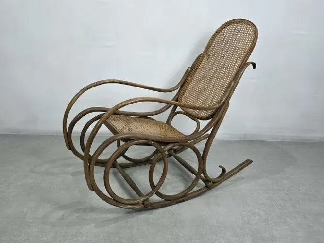 Cadeira de Balanço Michel Thonet em seu estado original, palinha indiana natural
