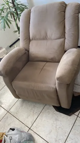 Duas poltronas. Um Reclinável e outra com puf R$ 800,00 reais. 