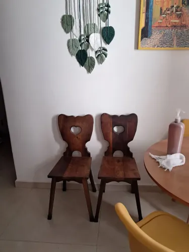 2 cadeirinhas artesanais vintage pelo preço de uma