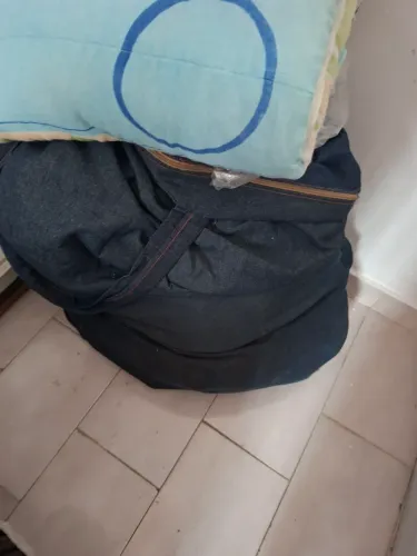 Vendo lote de roupas usadas, tudo em bom estado.