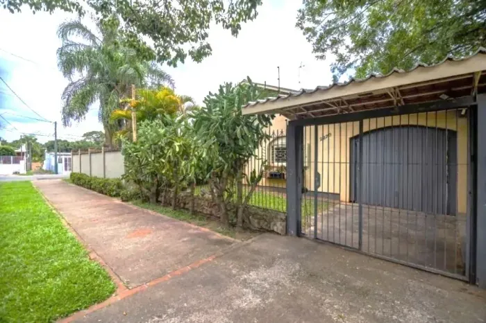 Excelente Casa com 4 dormitórios sendo um suíte com piscina e um amplo quintal para locaçã