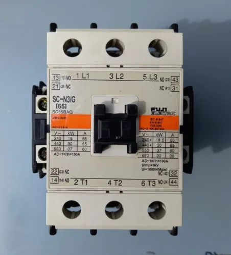 Contator magnético de potência trifásico Fuji Electric 100A