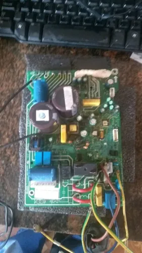 Placa Condensadora Midea Ce-kfr26w/bp2 Ar-condicionado 220v (Usado)