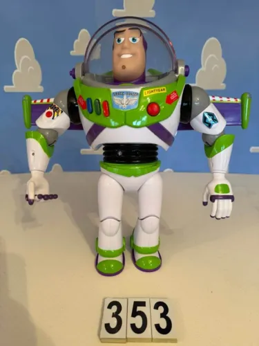 BUZZLIGHTYEAR DISNEY STORE GOLPE DE KARATE , TOY STORY,FALA INGLES .O CAPACETE NAO FICA FE