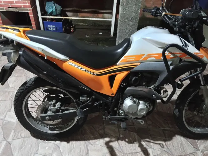 Único dono, motor nunca aberto, relação nova , pneus novos, bateria na garantia ainda .