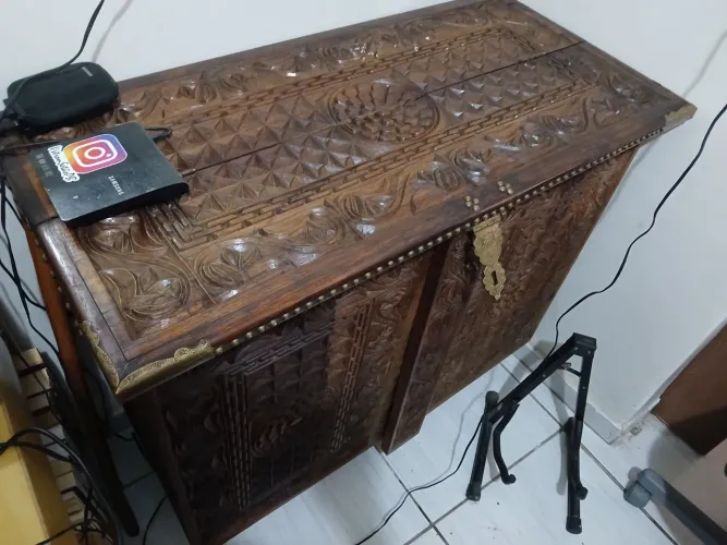 Móvel raro estilo colonial marchetado anos 60 70 de grif aparador bar detalhes em bronze