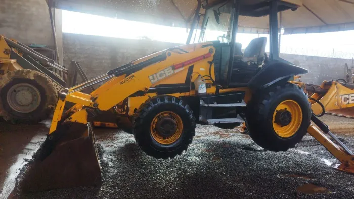 RETROESCAVADEIRA JCB ANO 2012