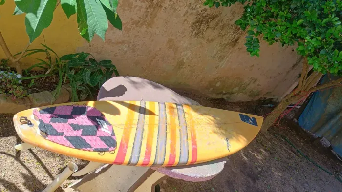 Prancha de surf já com quilhas