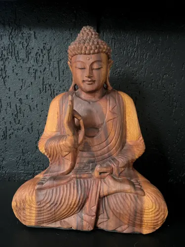 Buda 100% madeira entalhada