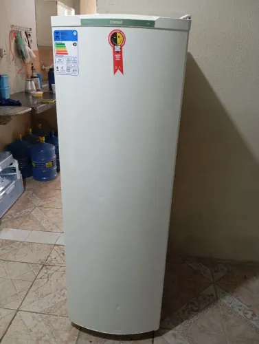 GELADEIRA CÔNSUL DEGELO NORMAL ACEITO CARTÃO DOU GARANTIA FAÇO A ENTREGA FUNCIONANDO
