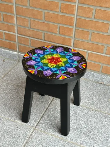 Banquinho de madeira maciça angelim pintado à mão 