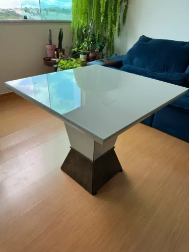 Mesa Moderna com Tampo em Vidro - Design Sofisticado