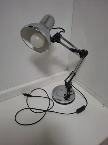 Luminária de Mesa articulada