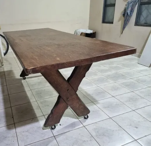 Mesa de Madeira Rústica. Tamanho 2,00 mts comprimento por 0,84 cm