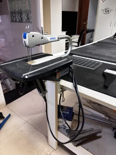 serra tico-tico de bancada Dremel Moto-Saw, modelo compacto para cortes precisos e curvos