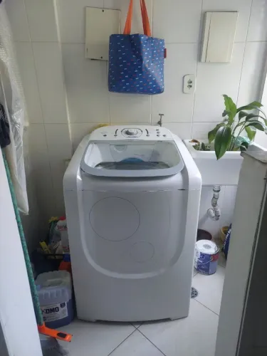 Lavadora de roupas Electrolux da linha Essential Care, com capacidade de 15kg.