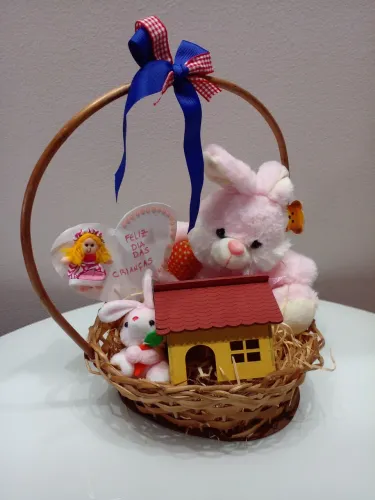 Presente Dia das Crianças pelúcia e casinha de madeira 