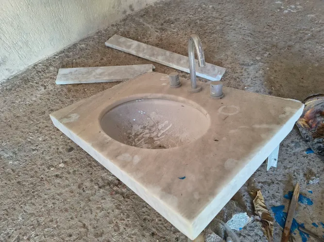 Cuba Deca com torneira e pedra, retirada de apartamento na planta.