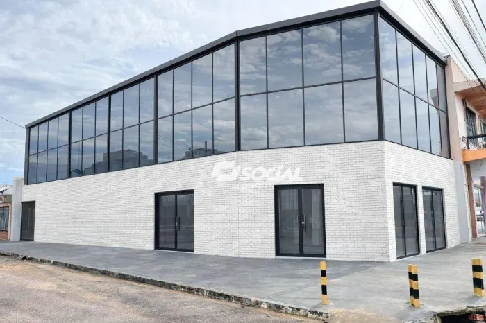 Ponto comercial em fase de construção, disponível para locação no Centro Comercial da Av.