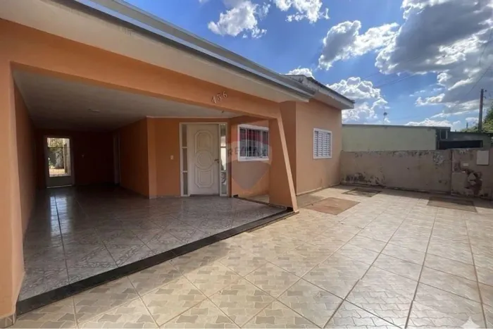 Casa com 05 quartos sendo uma suíte e area gourmet