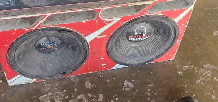 Caixa de grave 15" em bom estado, apenas uma das bocas precisa ser reformada mas funciona.