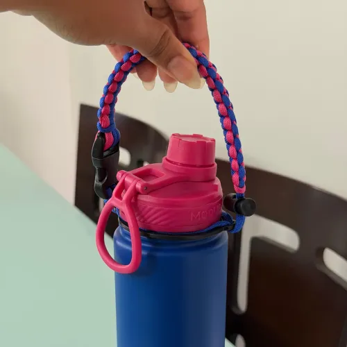Garrafa de Água Squeeze Esportiva Azul e Rosa com Alça Trançada