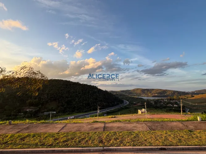 Terreno ou lote à venda em declive, medindo 300,00 m² no Condomínio Estrela do Lago- São P