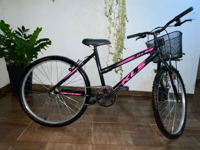 [OPORTUNIDADE] Bicicleta KLS com cestinha Rosa e Preto